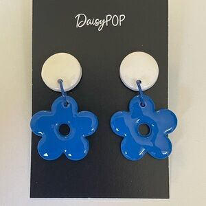 DaisyPOP blue and white Polymer Clay Flower Earrings - brand new & handmade